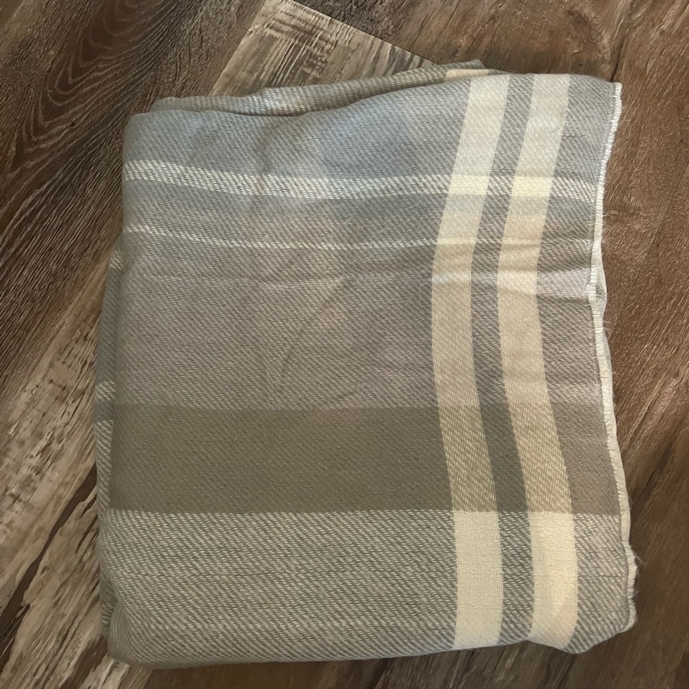 Shawl size medium